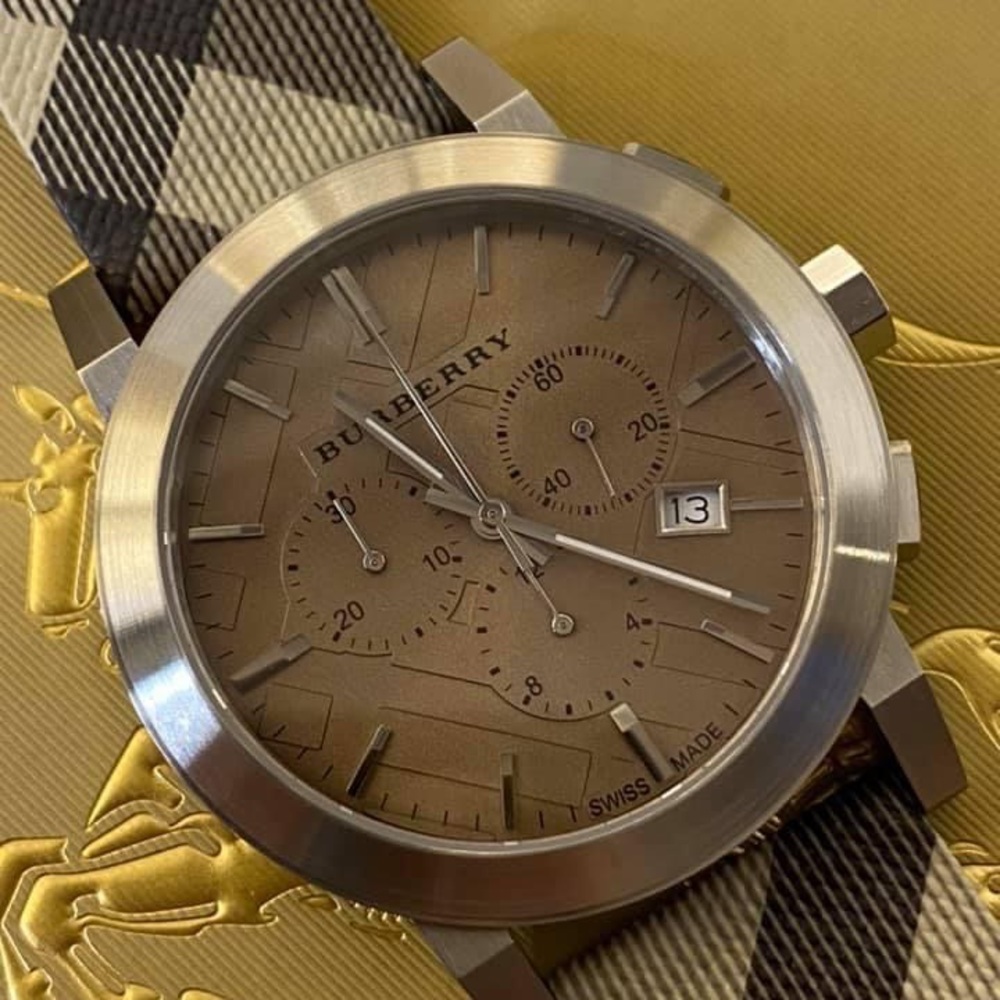 SOLD / Burberry Men’s Swiss Chronograph Watch
42mm
Swiss Made 
Sapphire Crystal - Picture 6 of 9